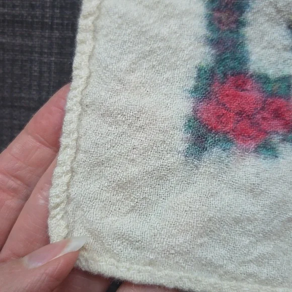 Floral Roses Patterned Cream Scarf - Picture 5 of 9